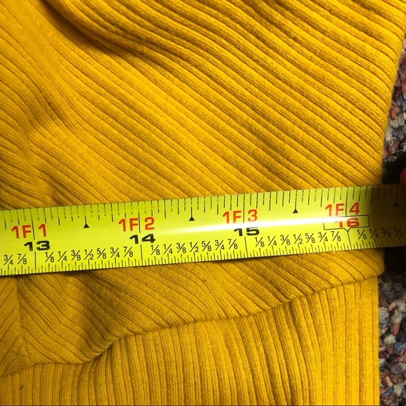 I cute yellow crop top! It’s from forever 21+ - Picture 4 of 4